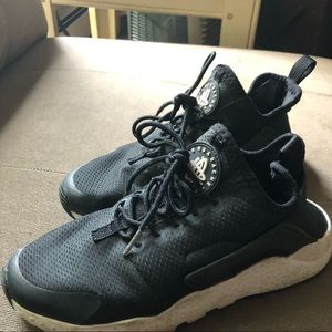 black and white huaraches